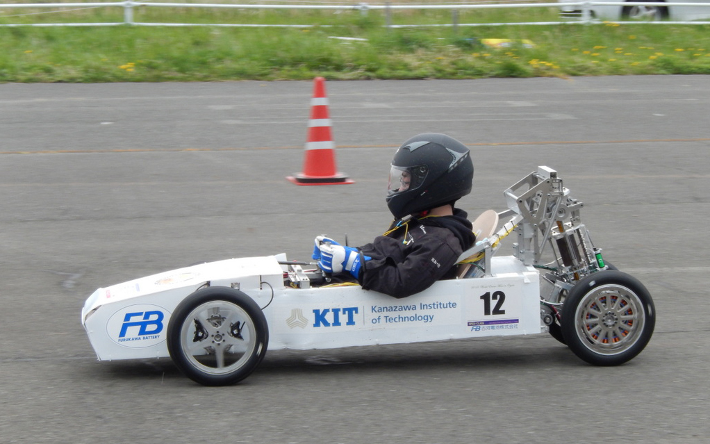 リアサスペンションで発電する小型電気自動車を開発