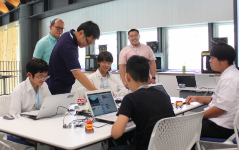 プログラミングや英語での理数工科目授業を体験した学校見学会