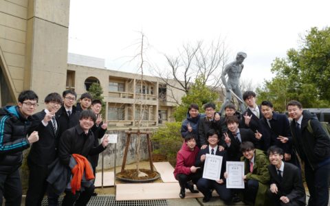 第53回卒業生によるシダレザクラの植樹式が行われました。
